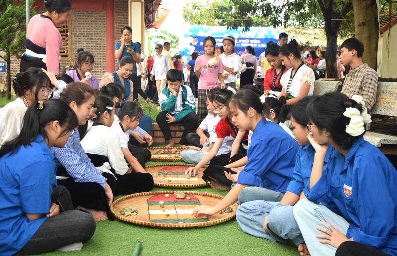 Tro choi o an quan tai “Tet Xip Xi“. Anh: Truong Son