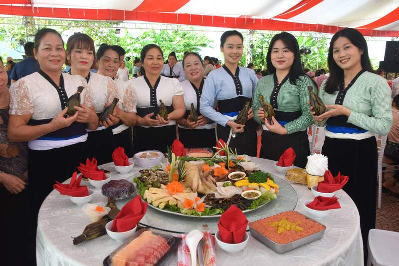 Cac doi tham du phan thi am thuc dan toc Thai xa Phu Yen. Anh: Truong Son.