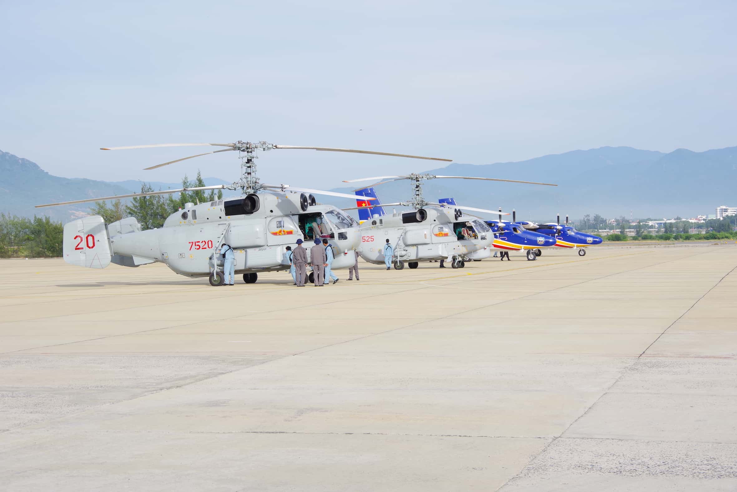 The 954th Naval Air Brigade practices flight training before the parade mission at sea. Photo: Brigade 954