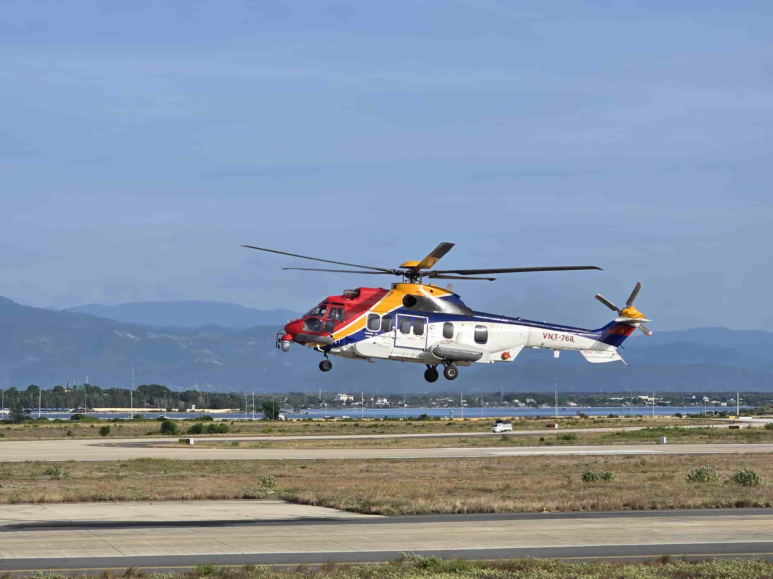Trực thăng EC225 cất canh thực hiên nhiêm vu. Anh: Lu doan 954