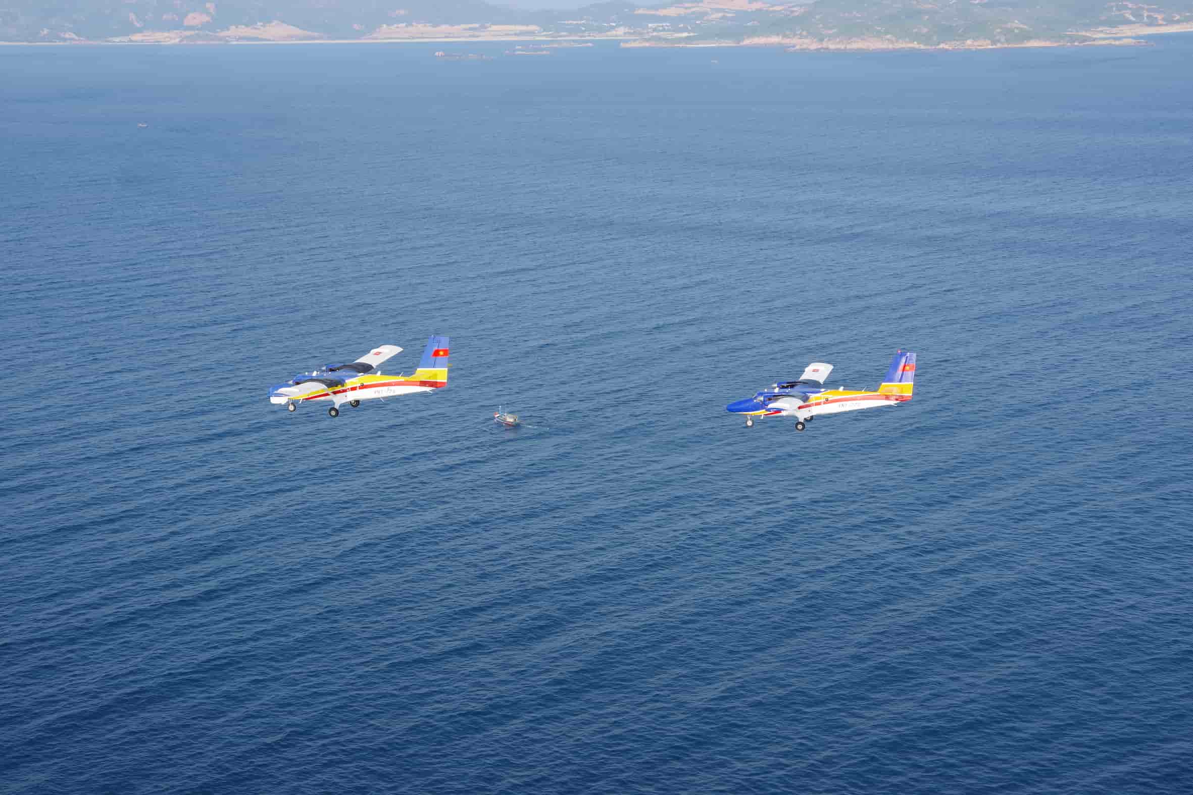 Biên dôi Thuy phi cơ DHC-6 luyên tâp cho nhiêm vu A80. Anh: Lu doan 954
