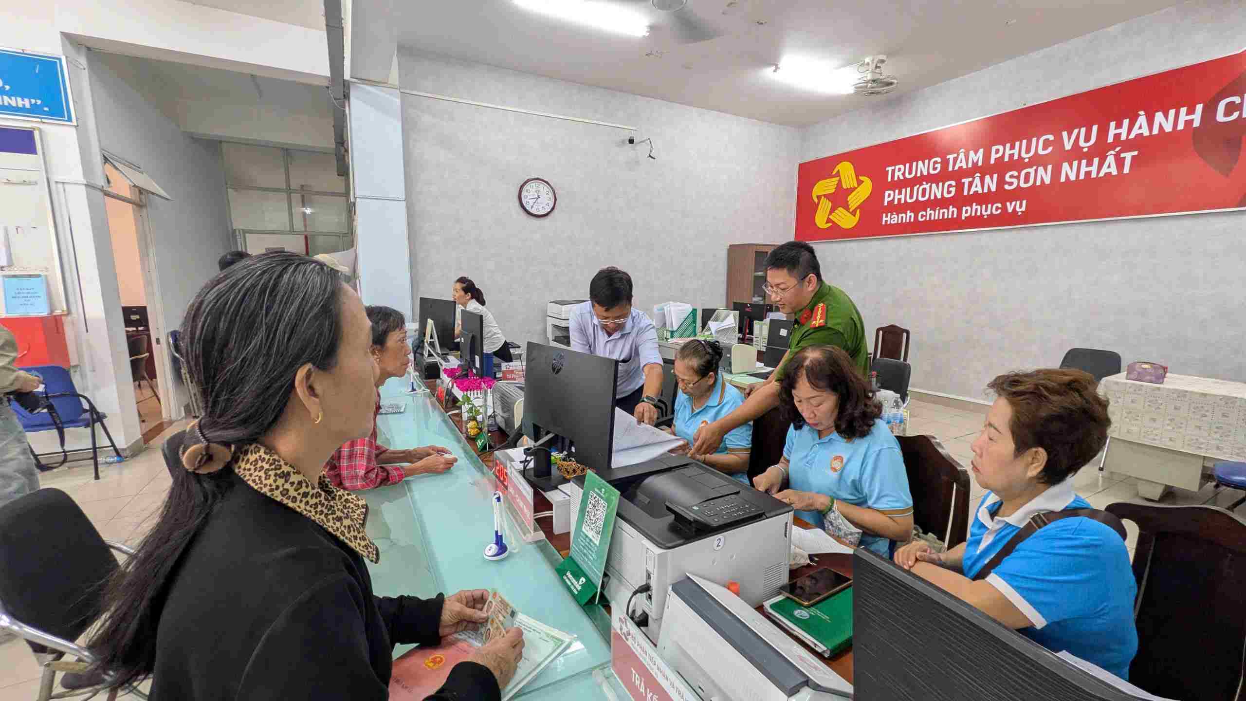 Khong khi dong duc tai Trung tam Phuc vu hanh chinh cong phuong Tan Son Nhat (TPHCM) khi nguoi dan den nhan qua Quoc khanh 2.9. Anh: Anh Tu