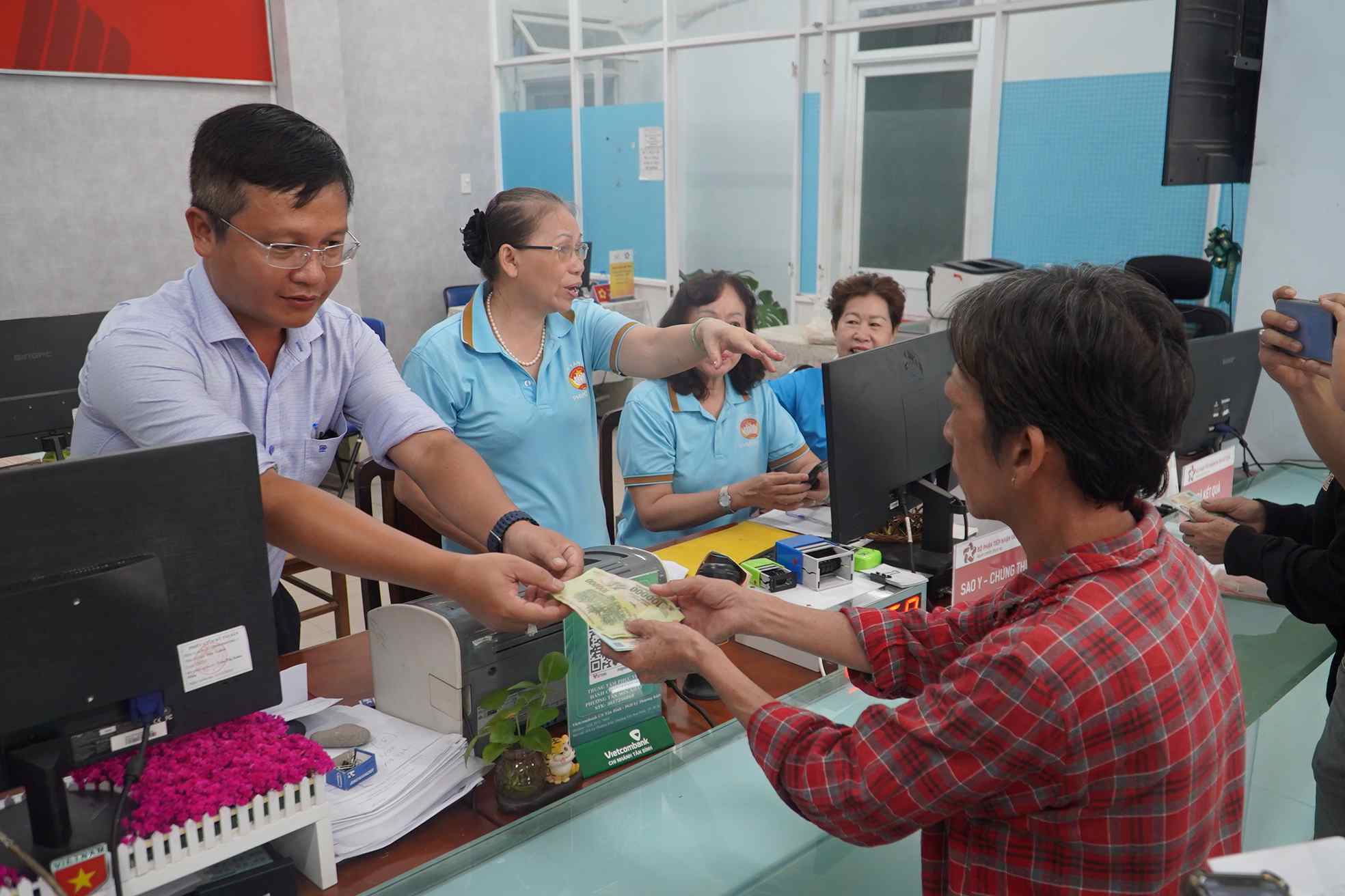 Ba Tran Thi Tu (ngu phuong Tan Son Nhat) dai dien gia dinh den nhan tien qua le 2.9. Anh: Anh Tu