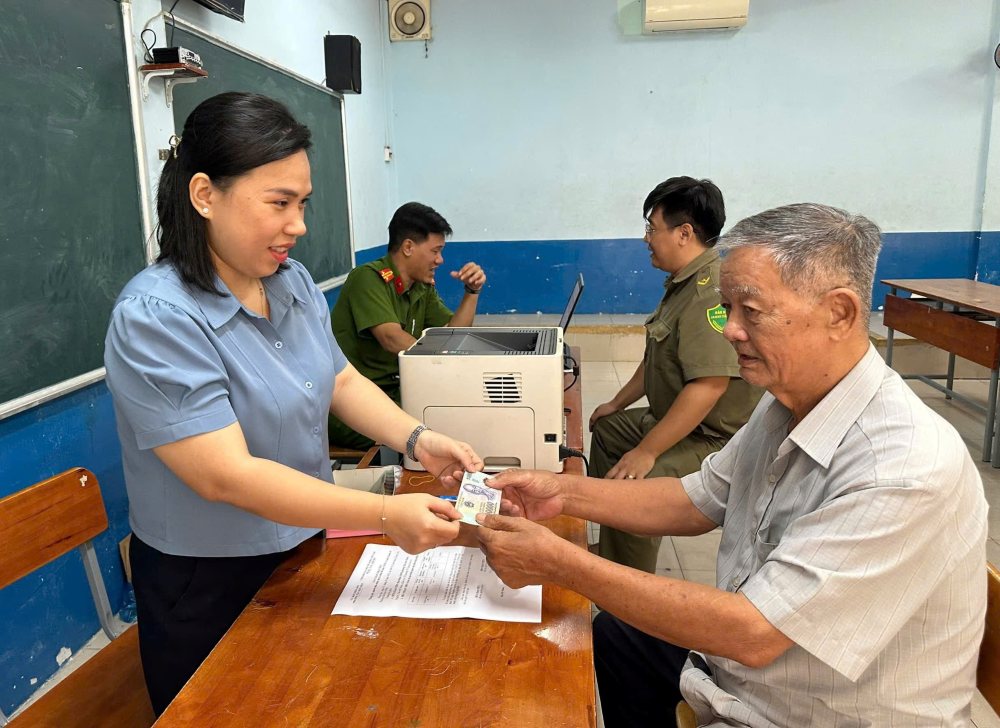 Nguoi dan ai nay cung deu vui mung voi mon qua day y nghia. Anh: Anh Tu