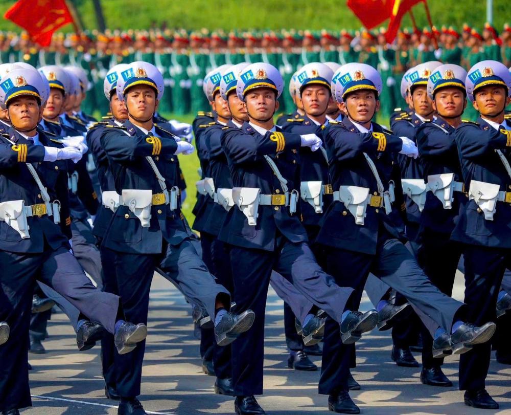 Nhung gio phut tap luyen tren thao truong cua Thuong uy Nguyen Duy Hoang va cac dong doi. Anh: Tran Vuong