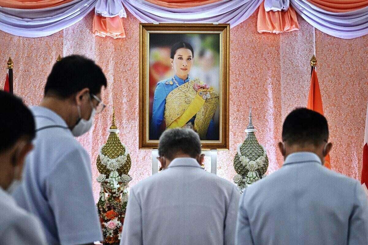 El retrato de la princesa tailandesa Bajrakitiyabha Mahidol se ha colgado en muchos lugares desde que enfermo. Foto: AFP