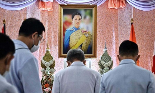 Chân dung Công chúa Thái Lan Bajrakitiyabha Mahidol được treo ở nhiều nơi kể từ khi bà ngã bệnh. Ảnh: AFP