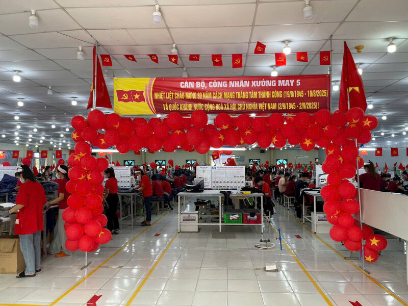 Cong doan co so Xi nghiep May Tuy Phong, tinh Lam Dong trang tri noi lam viec ky niem 80 nam Cach mang Thang Tam va Quoc khanh (2.9). Anh: Do Lam