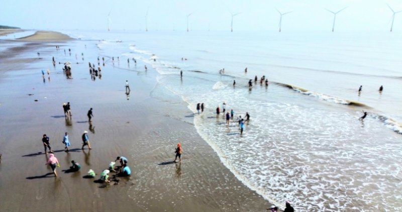 Visitors visit Ba Dong beach, enjoy the fresh space and long sand beaches. Photo: Hoang Loc