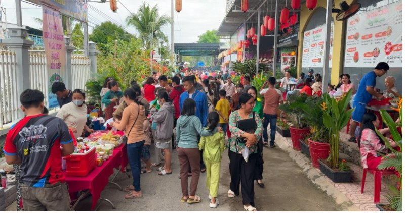 Du khach tham gia cac tro choi dan gian va le hoi tai cac diem du lich miet vuon song nuoc. Anh: Hoang Loc