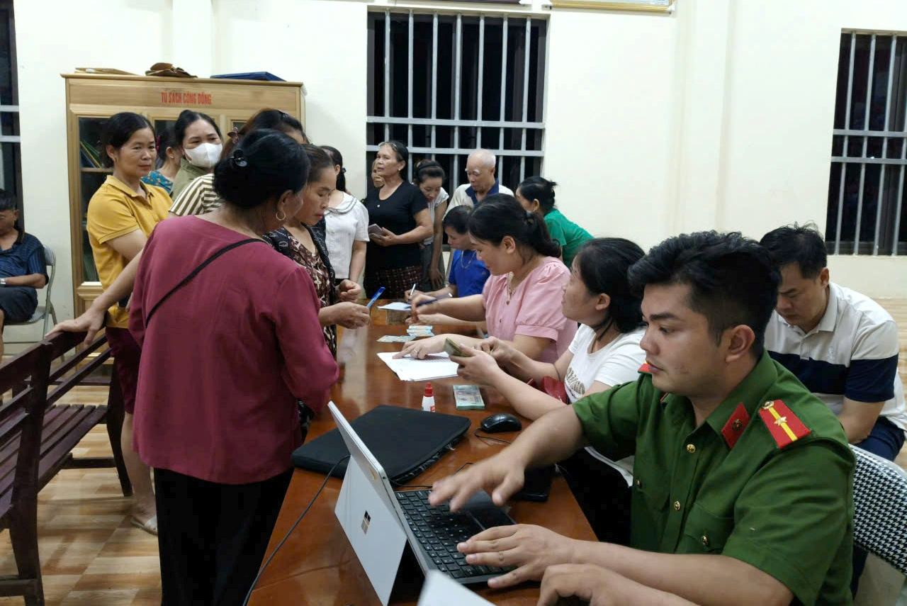 Nhieu nguoi dan Chien khu Ngoc Trao den nha van hoa thon de nhan qua Tet Doc lap. Anh: Quach Du