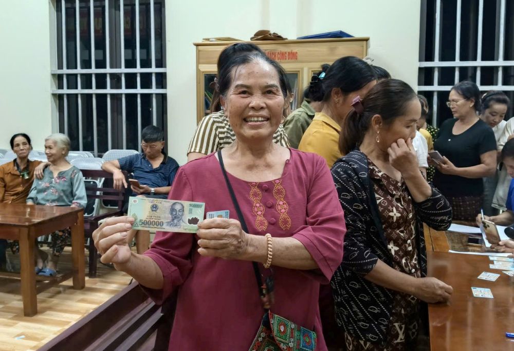 Ba Mai Thi Hien (tru thon Ngoc Long, xa Ngoc Trao) vui mung khi nhan qua Quoc khanh 2.9. Anh: Quach Du