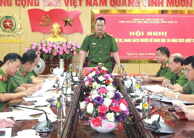 Tiểu Ban chỉ đạo đặc xá Công an tỉnh Nghệ An họp xét duyệt danh sách người đề nghị đặc xá năm 2025. Ảnh: Ngọc Anh