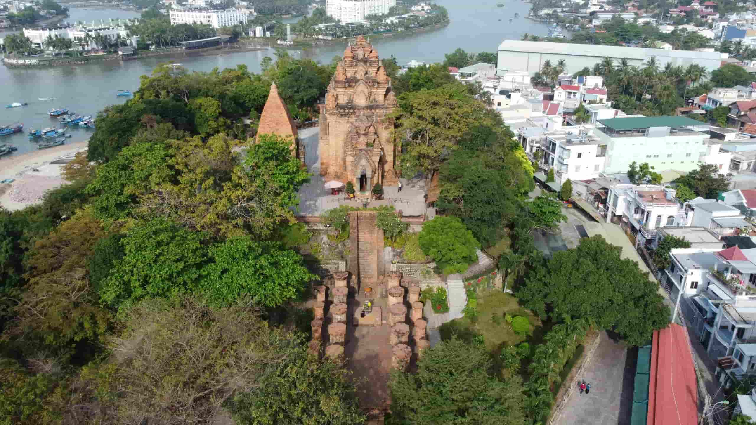 Nha Trangの Ba Ponagar タワーは、ここ数日間で数万人の観光客を迎えています。写真:Huu Long