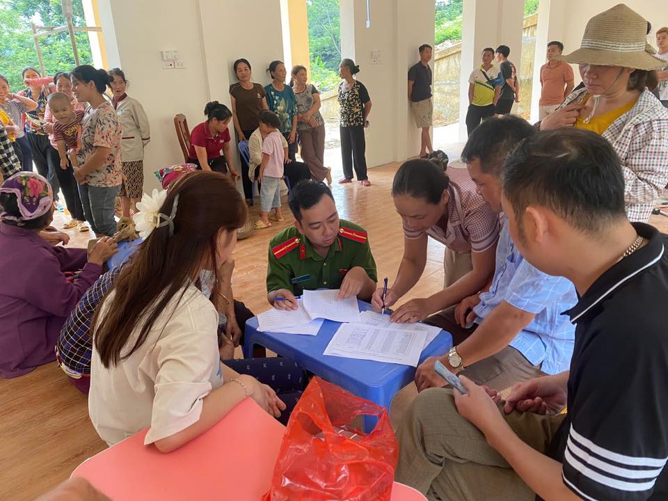Nguoi dan xa Tien Phong vui mung khi nhan duoc qua. Anh: Binh Khang