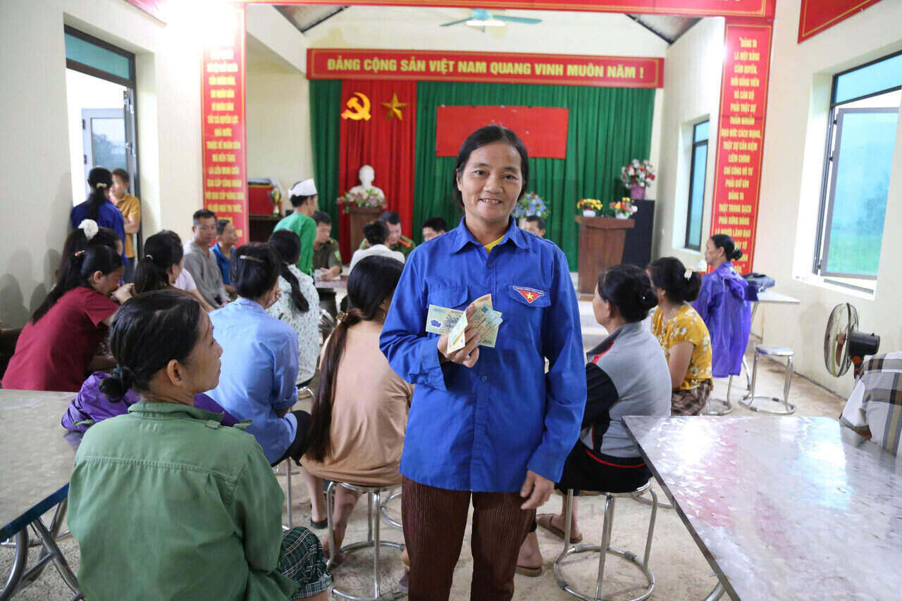 Nguoi dan xom Ren, xa Toan Thang phan khoi khi nhan duoc qua trong dip mung Quoc khanh 2.9. Anh: Binh Khang