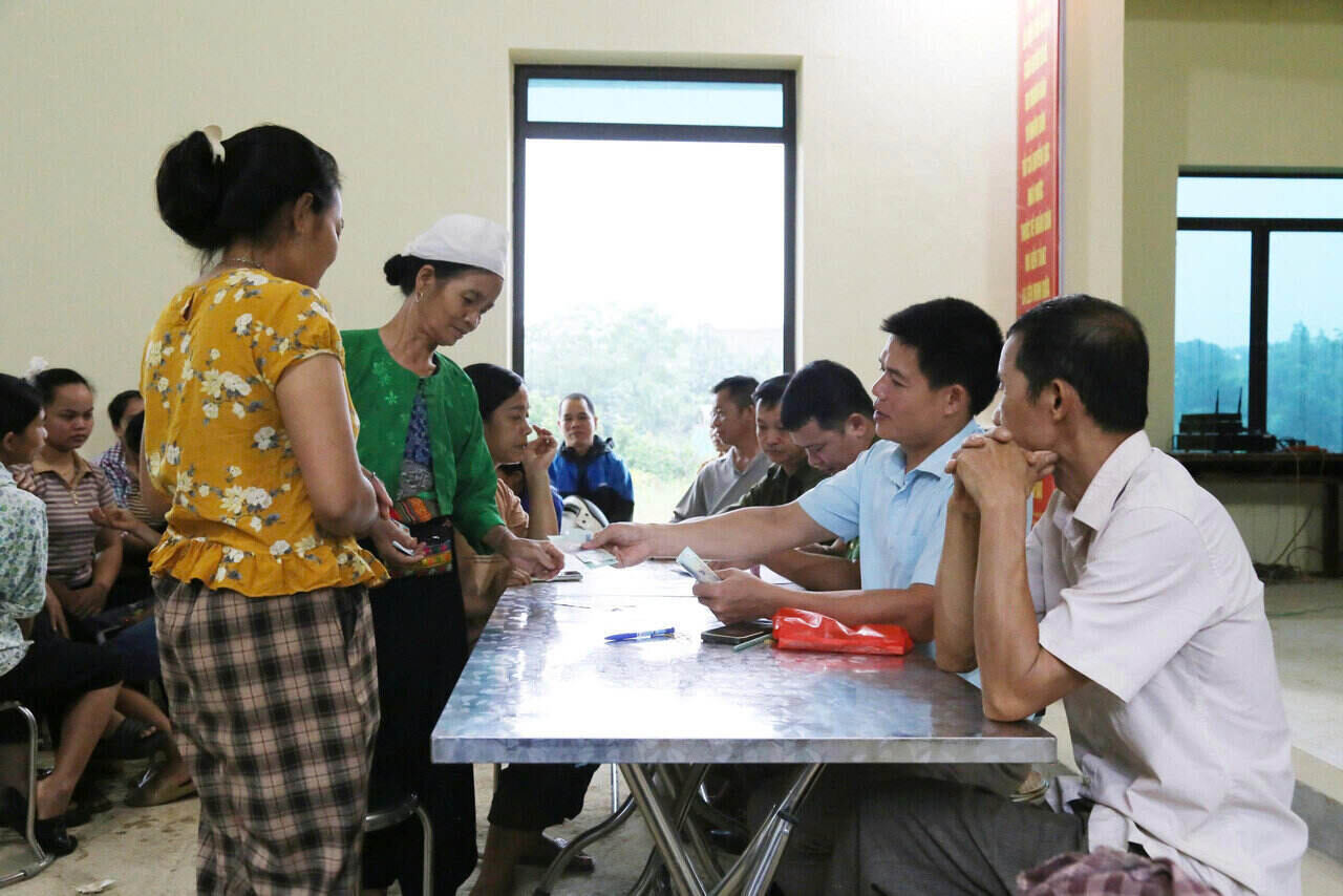People in Ren hamlet, Toan Thang commune, Phu Tho province gathered at the hamlet cultural house to receive gifts for National Day on September 2. Photo: Binh Khang