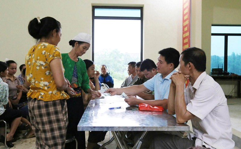 People in Ren hamlet, Toan Thang commune, Phu Tho province gathered at the hamlet cultural house to receive gifts for National Day on September 2. Photo: Binh Khang
