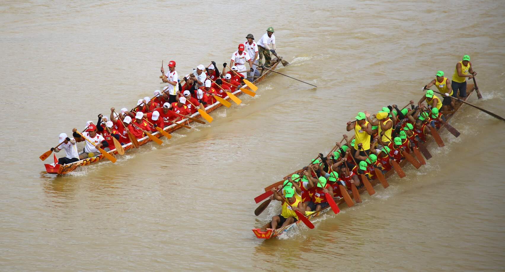 Men's teams compete on Kien Giang River. Photo: Sang Hien