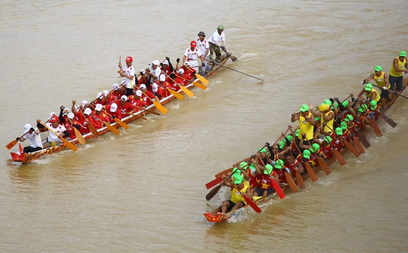 Men's teams compete on Kien Giang River. Photo: Sang Hien
