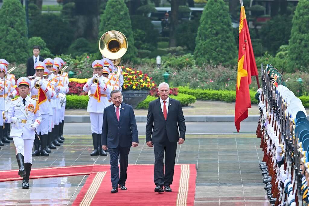 General Secretary To Lam and First Secretary and President of Cuba Miguel Diaz-Canel Bermudez approved the honor guard of the Vietnam People's Army. Photo: Hai Nguyen
