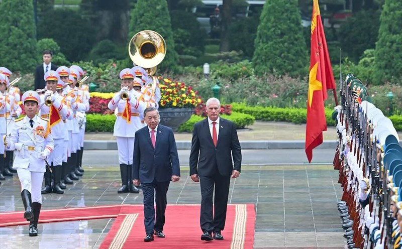 General Secretary To Lam and First Secretary and President of Cuba Miguel Diaz-Canel Bermudez approved the honor guard of the Vietnam People's Army. Photo: Hai Nguyen