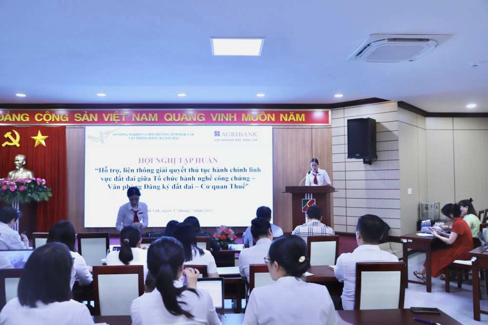 Agribank Chi nhanh Bac Dak Lak phoi hop voi Van phong Dang ky Dat dai tinh Dak Lak to chuc buoi tap huan huong dan thuc hien mo hinh “Ho tro, lien thong giai quyet thu tuc hanh chinh linh vuc dat dai giua To chuc hanh nghe cong chung – Van phong dang ky dat dai – Co quan Thue”.