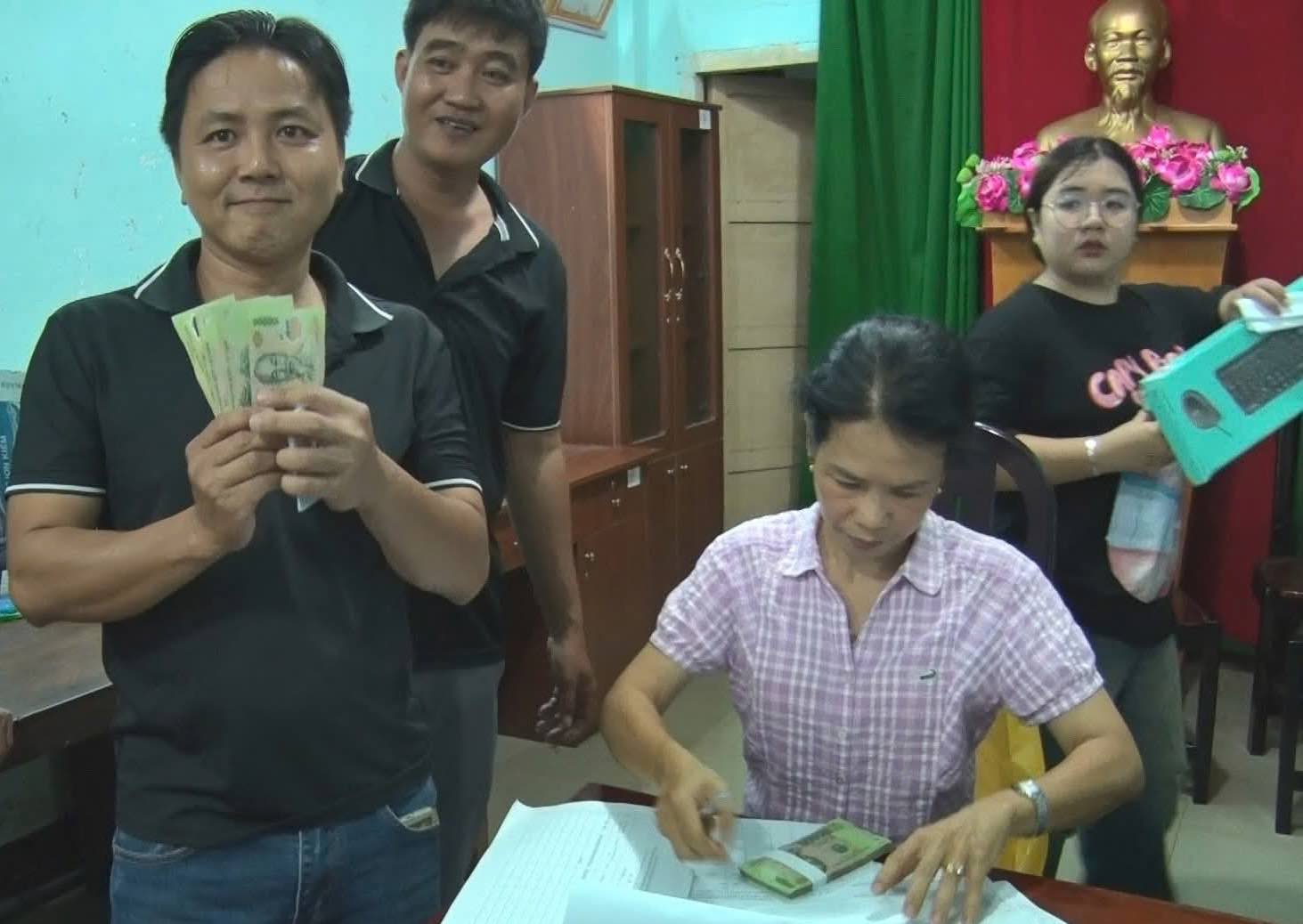 Nguoi dan phuong Long Khanh nhan qua Quoc khanh 2.9. Anh: phuong Long Khanh