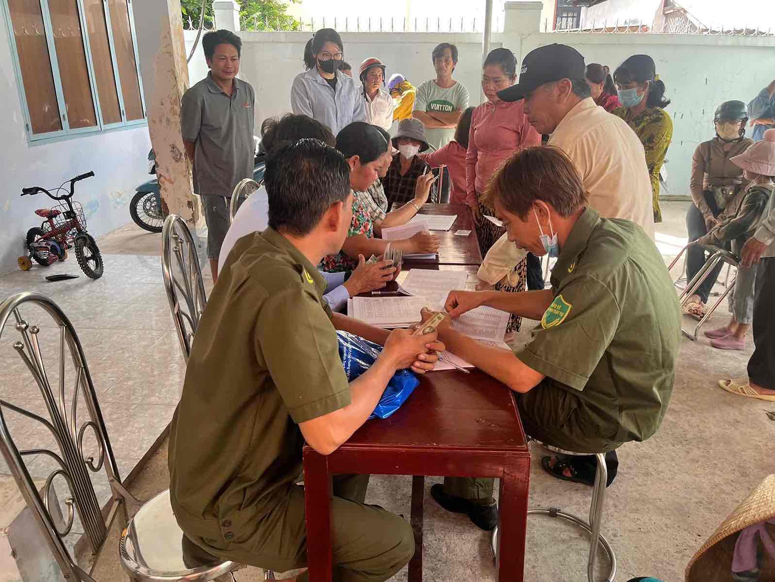 Trao qua Quoc khanh 2.9 cho nguoi dan xa Dai Phuoc. Anh: Cong an xa Dai phuoc, Cong an tinh Dong Nai