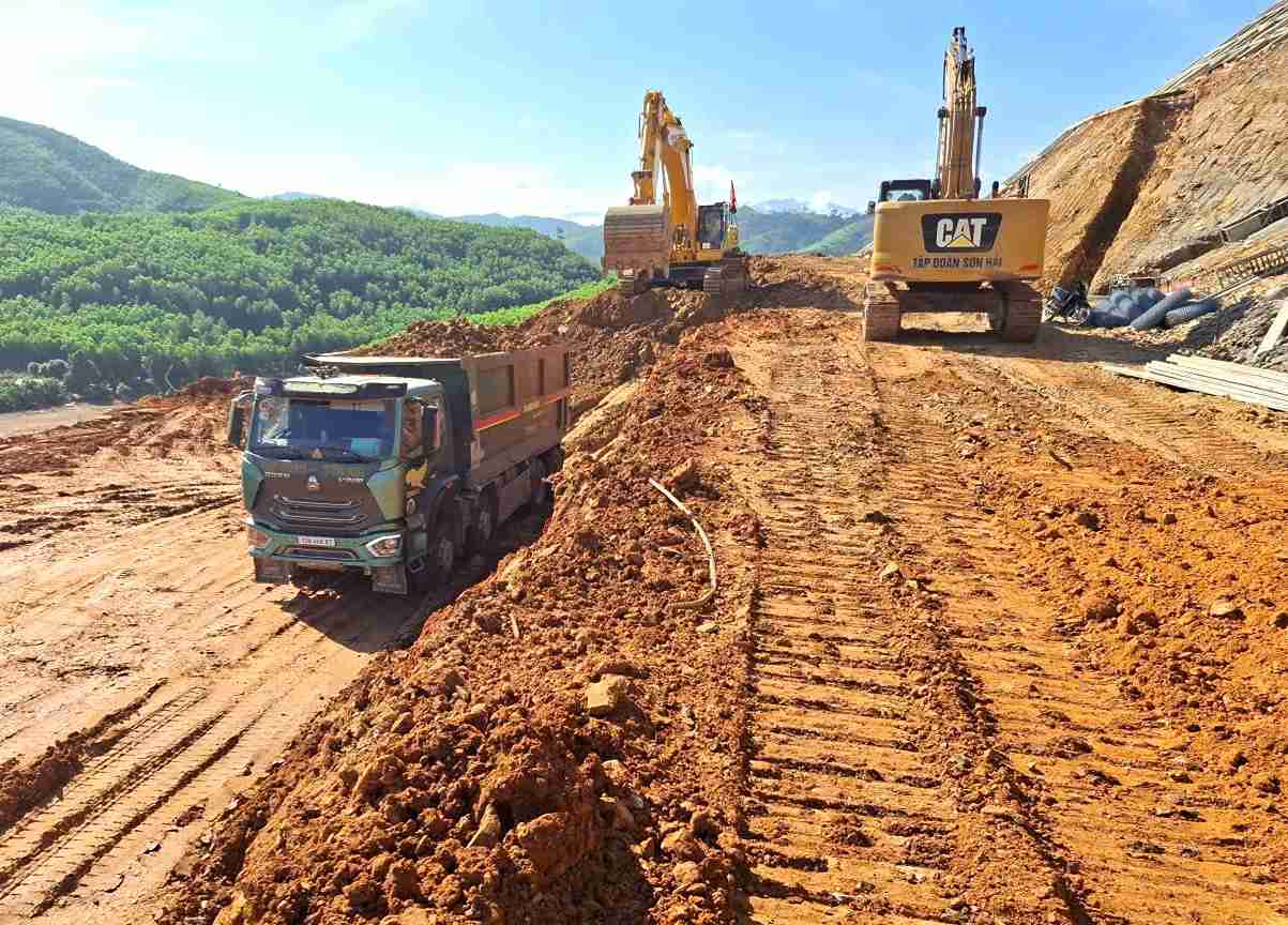 Cac phuong tien, may moc thi cong tren du an. Anh: Bao Trung