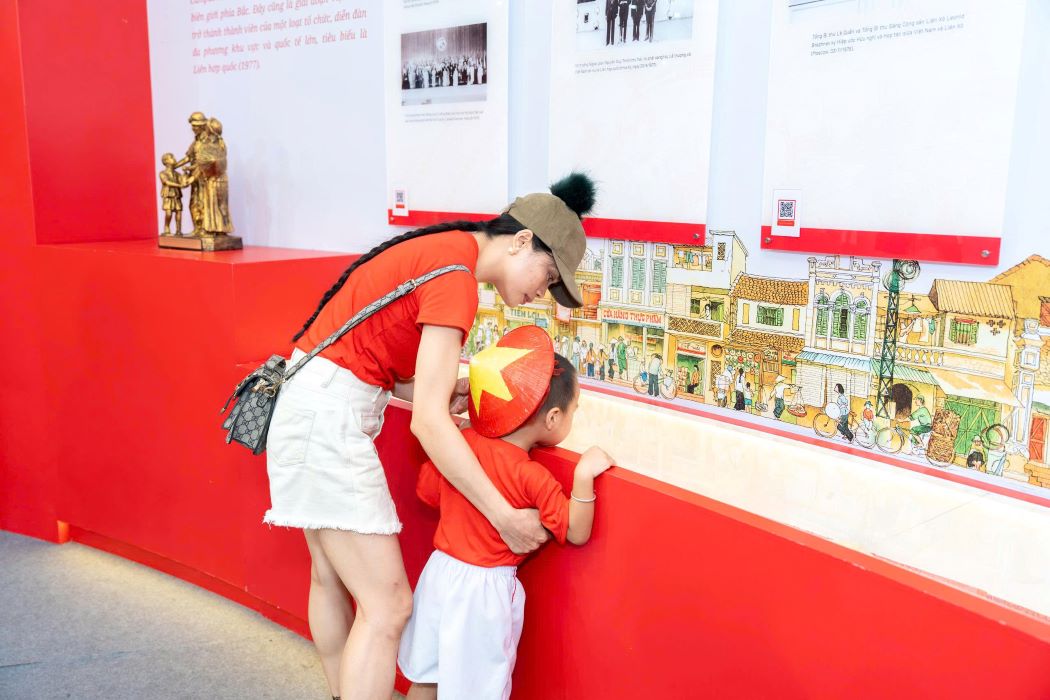 Khong gian Bo Ngoai giao nam tai sanh 8 cua Trung tam trien lam, trung bay hang tram hinh anh, tai lieu, hien vat quy gia, trong do co nhieu tu lieu lan dau tien cong bo. Qua day chang duong 80 nam ve vang cua Ngoai giao Viet Nam se duoc tai hien.