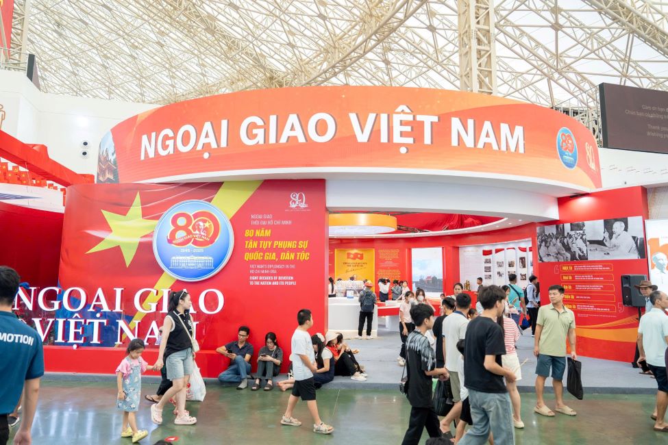 Trien lam gioi thieu thanh tuu cua gan 180 nganh nghe, tu cong nghiep, nong nghiep, thuong mai, khoa hoc - cong nghe den van hoa, giao duc, y te, quoc phong, an ninh, doi ngoai...