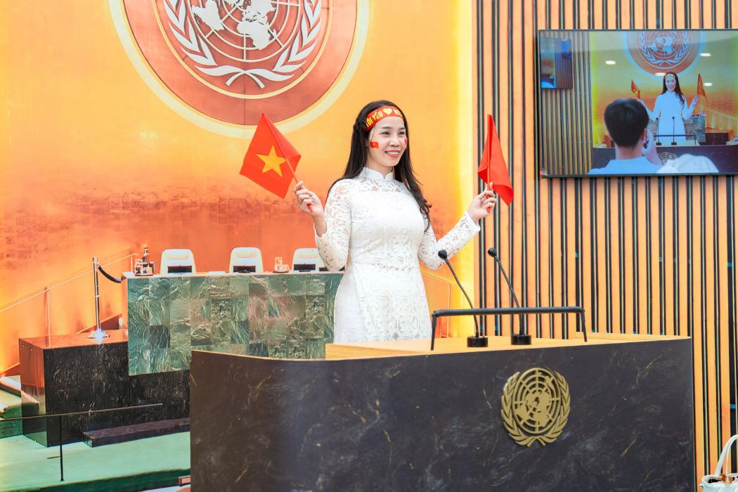Tai khong gian Trien lam cua Bo Ngoai giao, nguoi dan thich thu xep hang, cho toi luot duoc chup anh tai khu mo phong phong hop cua Dai hoi dong Lien Hop Quoc.