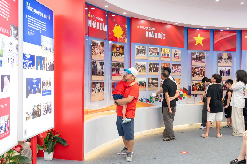 Diem nhan cua khong gian trien lam la cac hoat dong trai nghiem nhu tham gia tuong tac tren ung dung Ban do Viet Nam va the gioi; chup anh tuong tac voi cac khong gian dac trung cua nganh Ngoai giao nhu Phong hop Dai hoi dong Lien hop quoc, Ban do the gioi duoc ghep theo phong cach mosaic tu cac hinh anh dac sac tai 98 co quan dai dien ngoai giao cua Viet Nam tren the gioi; cac tro choi do vui ve nganh Ngoai giao…