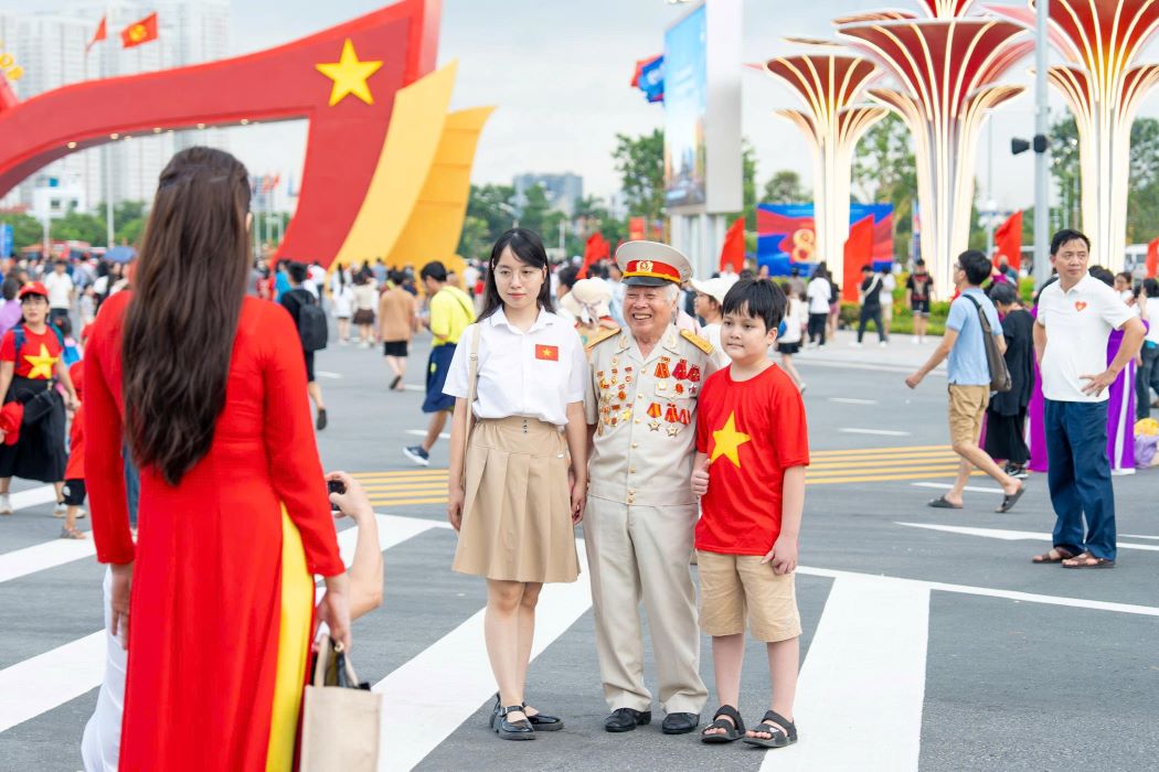 Khai mac tu ngay 28.8, rat dong nguoi dan tu khap noi da do ve Trung tam Hoi cho Trien lam Quoc gia (xa Dong Anh, Ha Noi) de tham quan Trien lam thanh tuu dat nuoc voi chu de “80 nam hanh trinh Doc lap - Tu do - Hanh phuc”, nhan ky niem 80 nam Cach mang Thang Tam thanh cong va Quoc khanh 2.9.