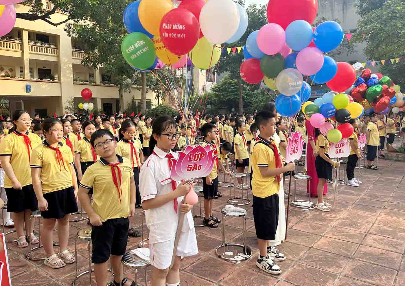 El Comite Popular de la provincia de Bac Ninh exige organizar la ceremonia de inauguracion del año escolar 2025 - 2026 creando un ambiente alegre y emocionante para que los funcionarios profesores alumnos y estudiantes entren en el nuevo año escolar. Foto: Linh Ngoc