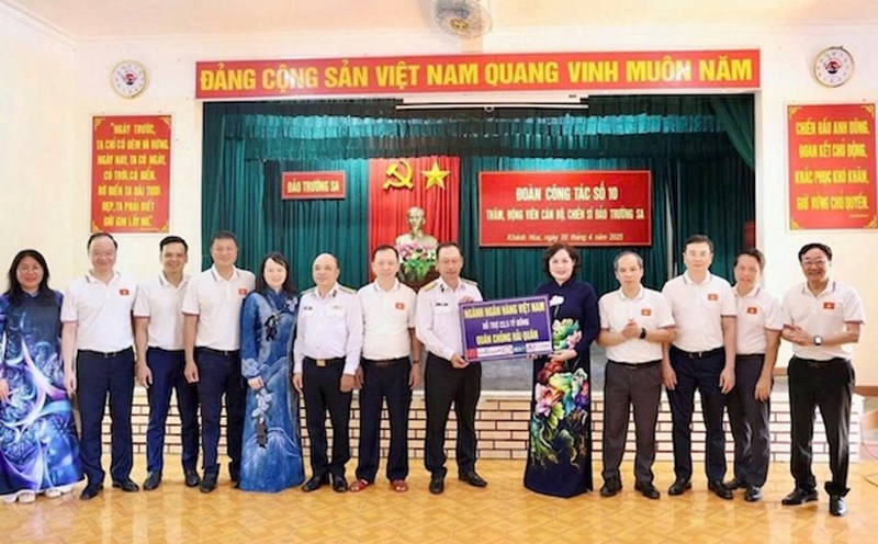 Dr. Dao Minh Tu - Permanent Deputy Governor of the State Bank of Vietnam, Chairman of the Vietnam Banking Trade Union, author of the poem "Uncle in the South" (7th from left) in the Vietnam Banking Delegation presented support to the Navy during the visit to Truong Sa island. Photo: Thanh Thanh