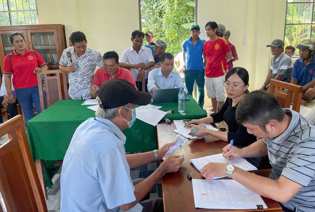 Nguoi dan den lam thu tuc nhan qua Quoc khanh 2.9 tai xa Tai Van (TP Can Tho). Anh: Quoc Thai