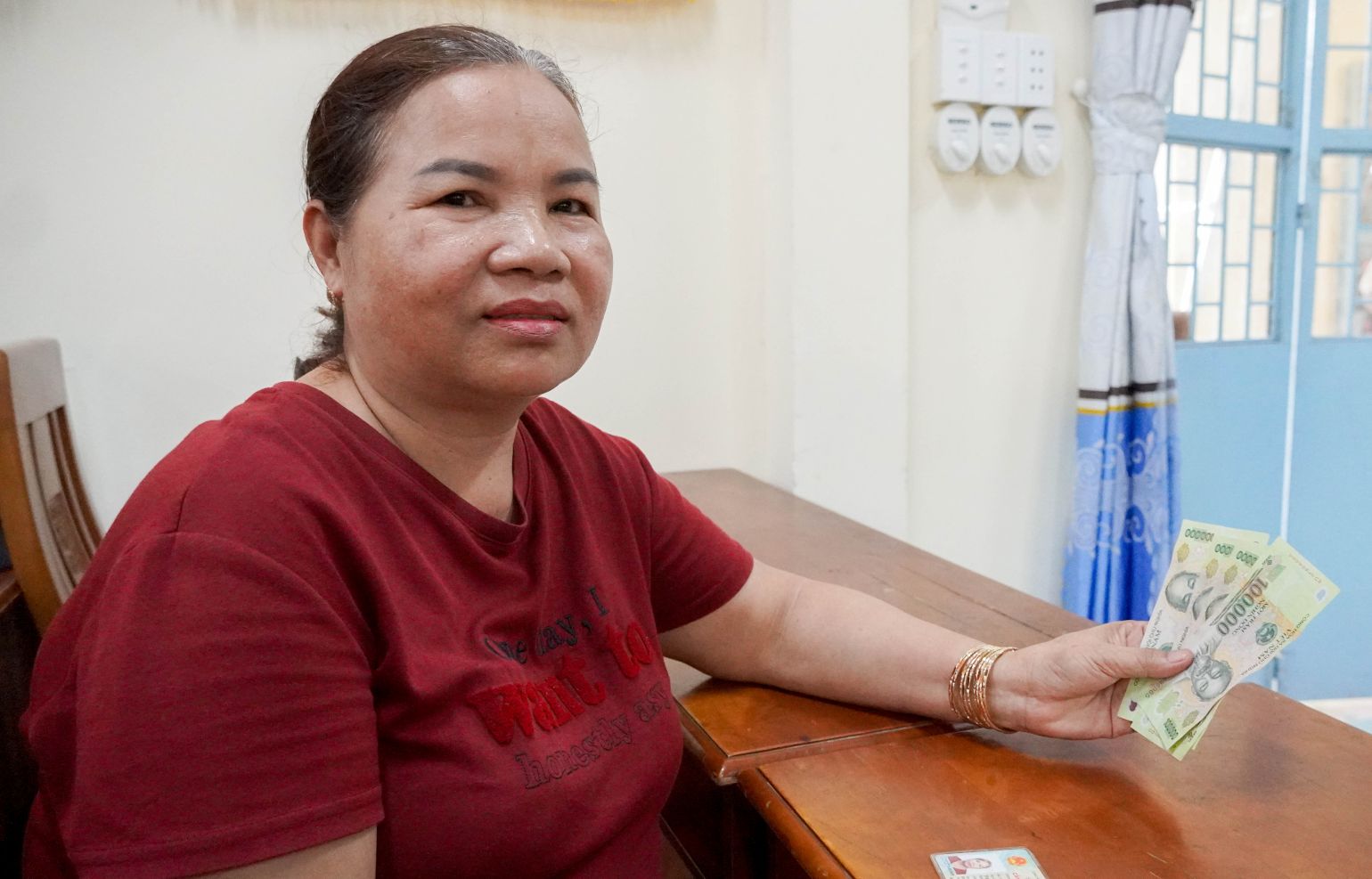 Ba Thach Thi Duong mot ho dan cua xa An Ninh (TP Can Tho) nhan qua ho tro dip Quoc khanh 2.9. Anh: Phuong Anh