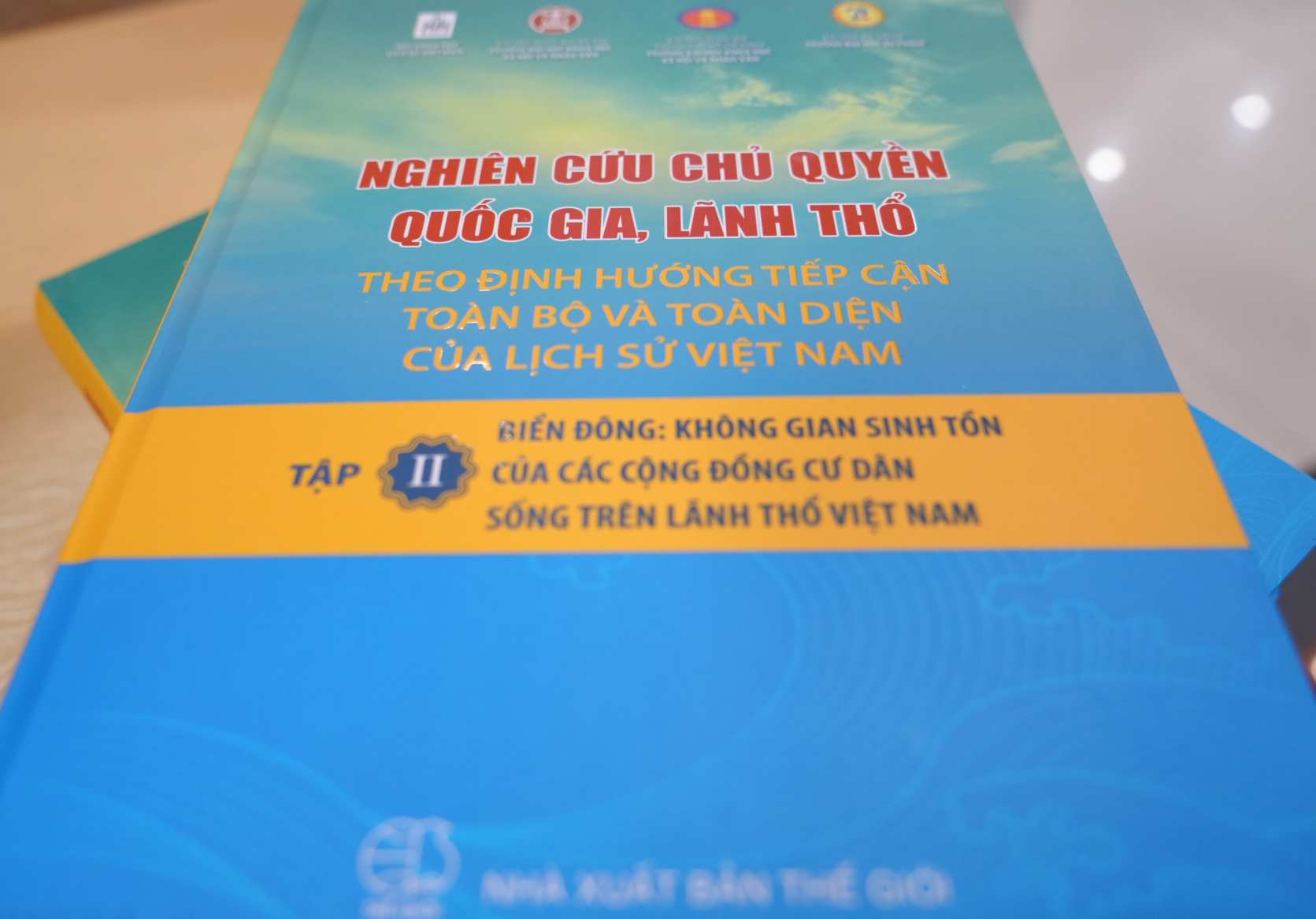 Bo sach “Nghien cuu chu quyen quoc gia, lanh tho theo dinh huong tiep can toan bo va toan dien cua lich su Viet Nam”. Anh: USSH