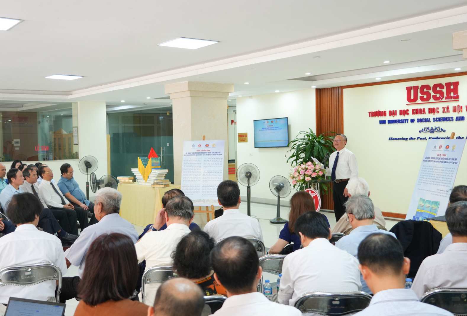 Toan canh buoi ra mat bo sach. Anh: USSH
