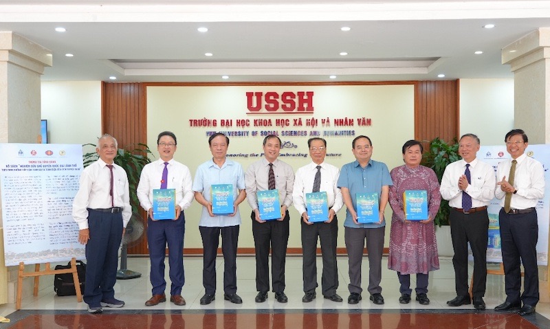 PGS.TS Tran Duc Cuong, GS.TS Nguyen Quang Ngoc va GS.TS Hoang Anh Tuan dai dien len trao tang bo sach den cac dai bieu tham du. Anh: USSH