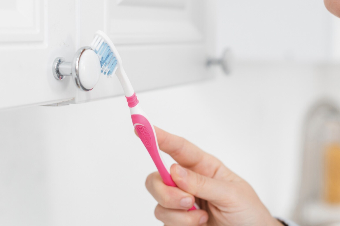 Brushing your teeth before eating helps protect your teeth from bacteria and acids. Photo: Thuy Duong