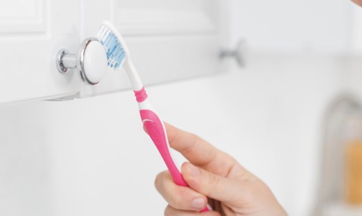 Đánh răng trước khi ăn giúp bảo vệ răng khỏi vi khuẩn và axit. Ảnh: Thùy Dương