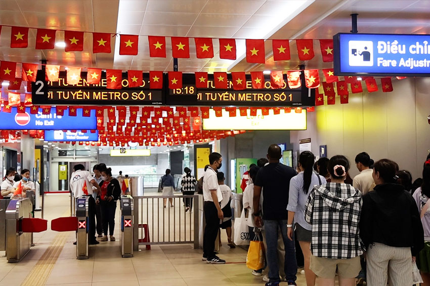 Metro No. 1 in Ho Chi Minh City is covered in red flags and flowers, free tickets on National Day September 2