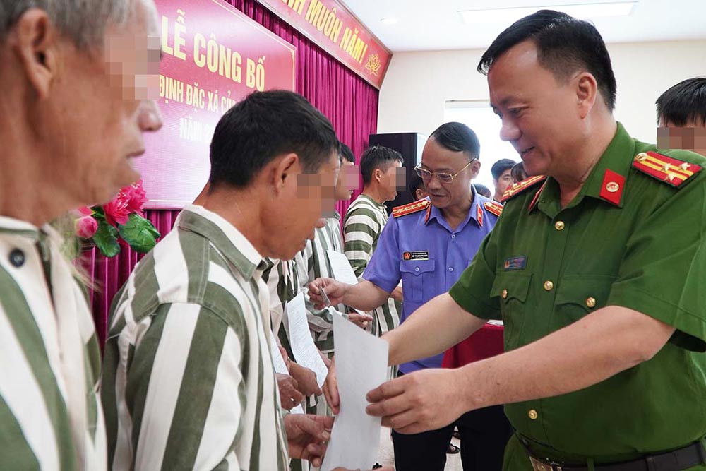 Lieutenant Colonel Nguyen Lai Binh - Warden of Dien Bien Provincial Police Detention Center - presented the President's special pardon Decision to the prisoners. Photo: Truong Long
