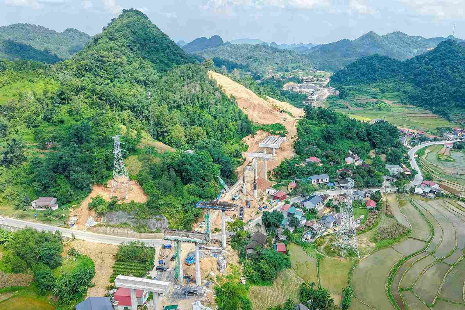 Cac cong nhan, ky su lam viec xuyen ngay le. Anh: Tan Van
