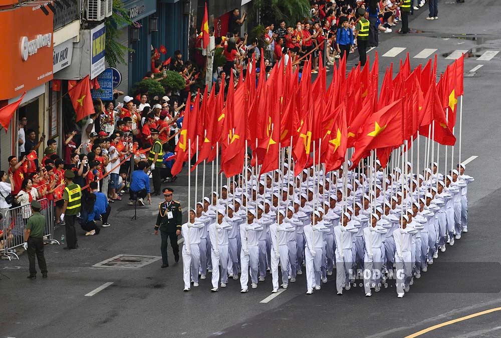 El bloque de banderas del Partido y la bandera nacional pasaran por la calle Nguyen Thai Hoc segun la ruta de desfile militar para conmemorar el 80 aniversario de la Revolucion de Agosto y el Dia Nacional 2.9. Foto: Hai Nguyen