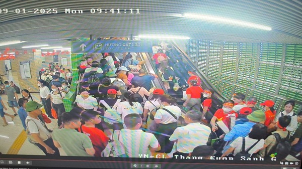 Luong khach qua dong khien ga Yen Nghia that thu vao sang 1.9. Anh: Metro Ha Noi