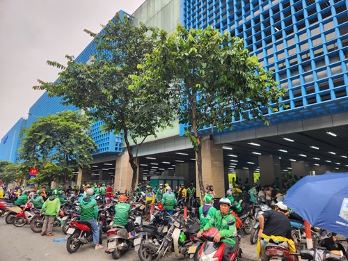 Xe om lan chiem long duong pho Ha Nam de don khach. Anh: Minh Hanh